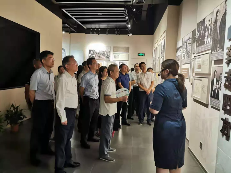 图为参观张太雷纪念馆.png