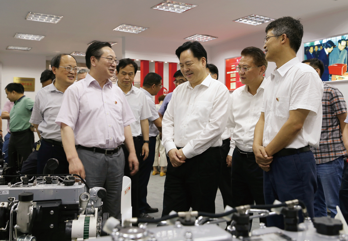 图为常州市长陈金虎一行参观公司产品陈列室.jpg